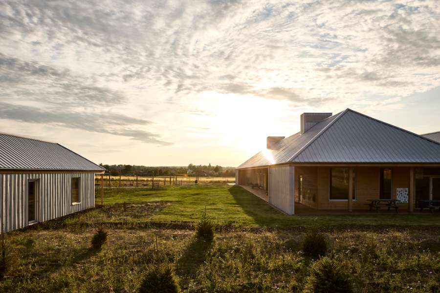 Die Pfannenbleche des Jordbærmarken schaffen ländliche Atmosphäre und inspirieren zur Naturfreude, Børnehuset Jordbærmarken, Rodskovvej 59, 8543 Hornslet